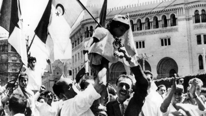 Schwarzweiß-Bild: Jubelnde Menschen in Algerien